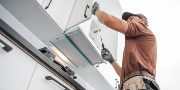 Hiring Professionals vs. DIY Installation of Cabinets Factors to Consider